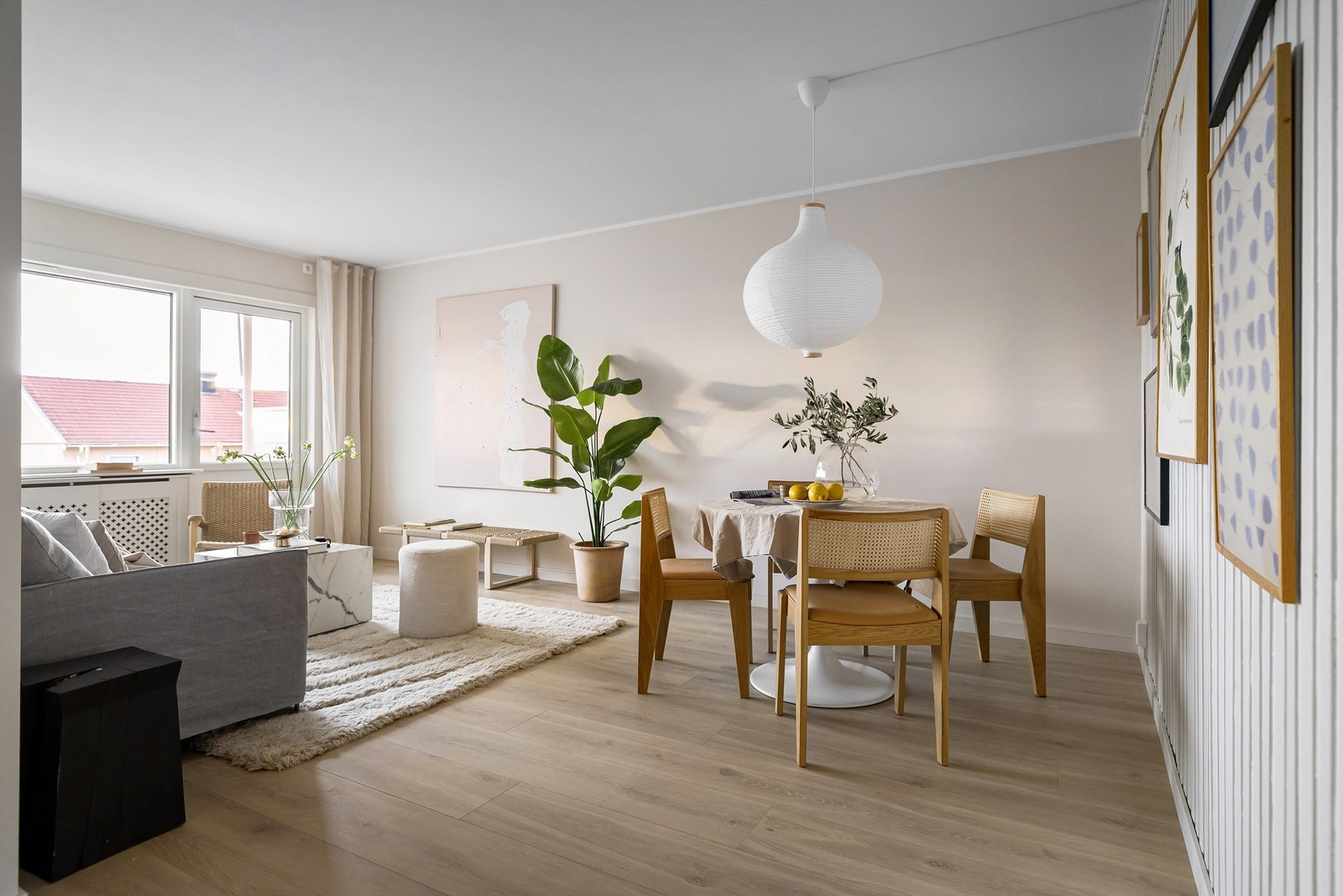 Generøse vindusflater slipper inn godt med lys og skaper en hyggelig atmosfære. Galleribilde