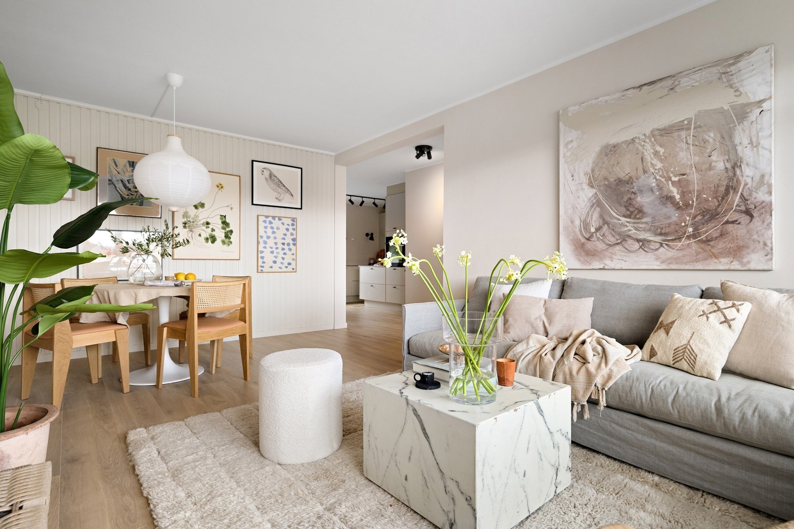 Denne leiligheten ble pusset opp i 2025 og bærer preg av en spennende planløsning og et lekkert materialvalg Galleribilde