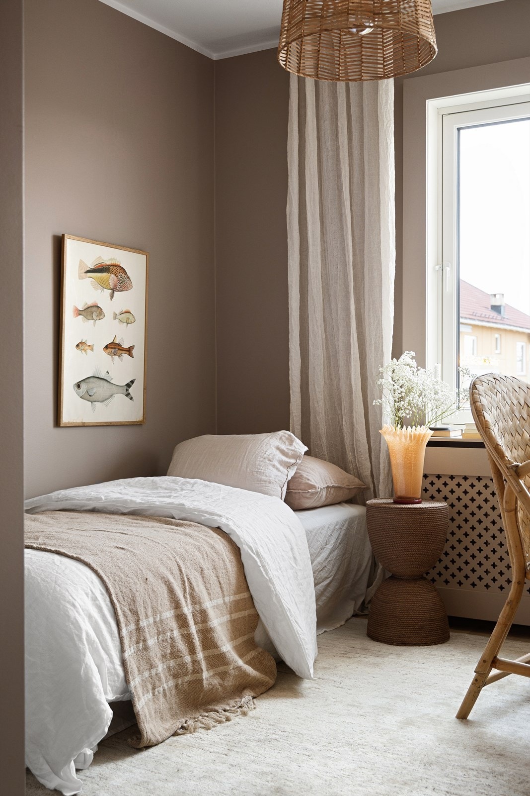 De helsparklede veggene er malt i fargenThoughtful fra Jotun og på gulvet er det den samme, lekre laminaten som i resten av boligen Galleribilde