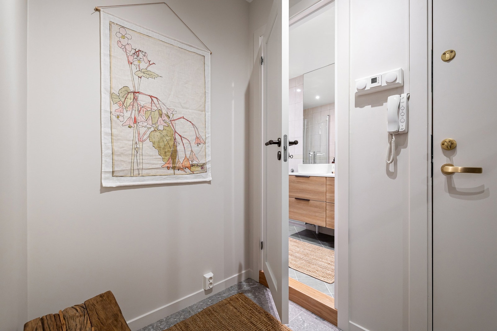 Lekre Terrazzao fliser (60x60cm) fra Modena på gulv med gulvvarme og lysmalte veggflater Galleribilde