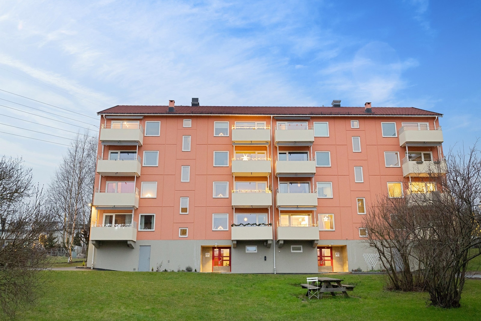 Boligen har en flott beliggenhet i byggets tredje etasje Galleribilde