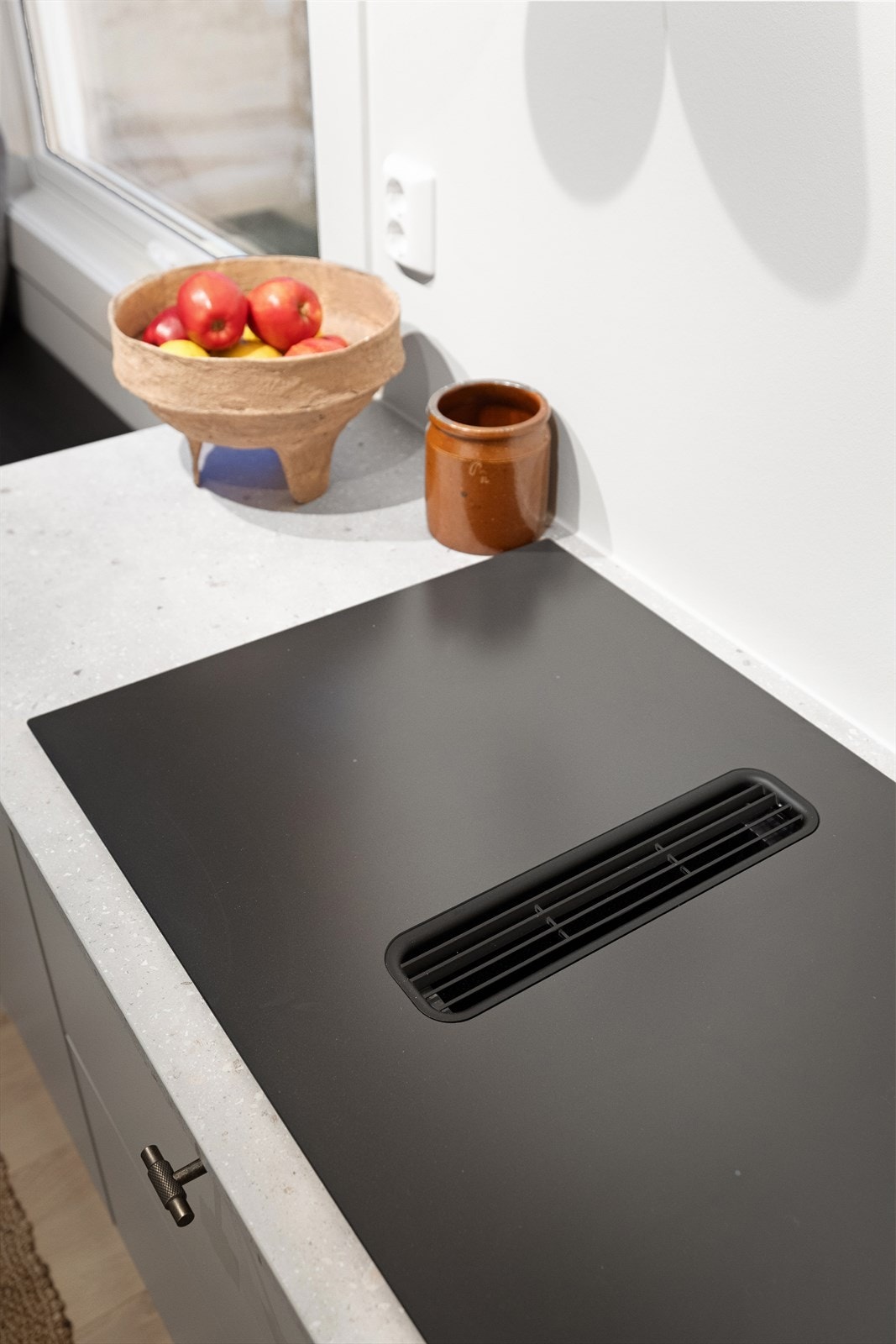 Legg spesielt merke til den eksklusive induksjonstoppen på 80 cm med integret avtrekksvifte Galleribilde