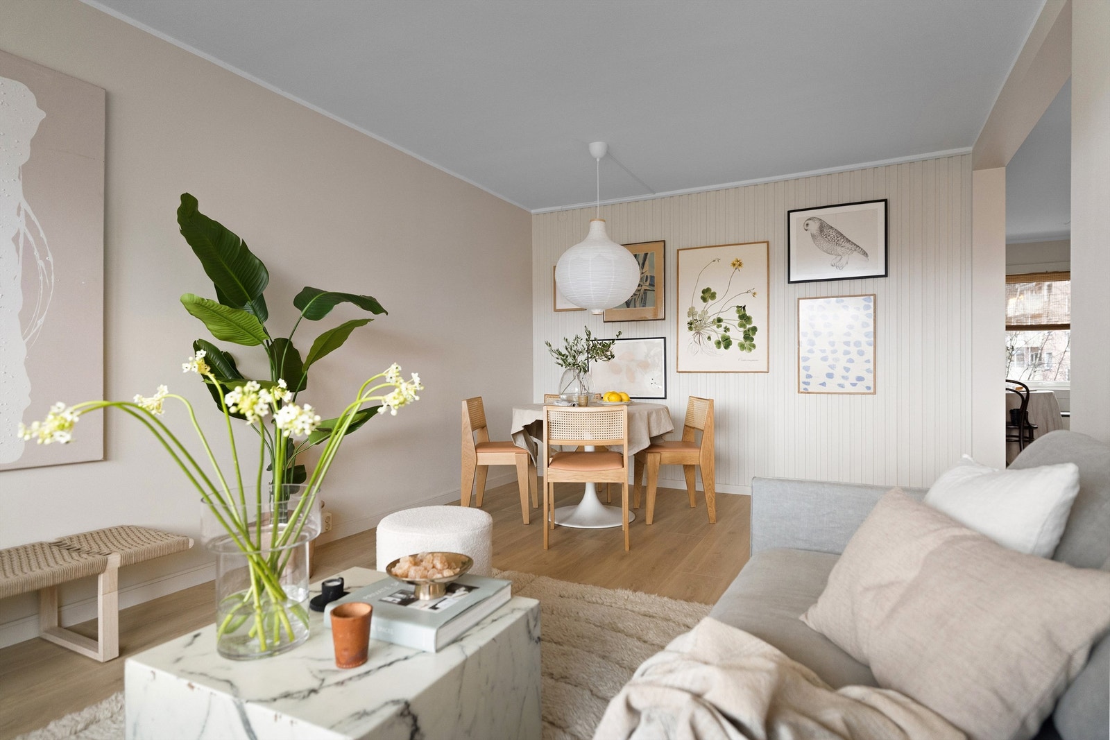 Dette kombinert med gjennomgående 1-stavs laminat Sand Natural fra BerryAlloc (ekstra bred), gjennomtenkt belysning og lekre detaljer gjør at denne leiligheten er som tatt ut fra et interiørblad Galleribilde