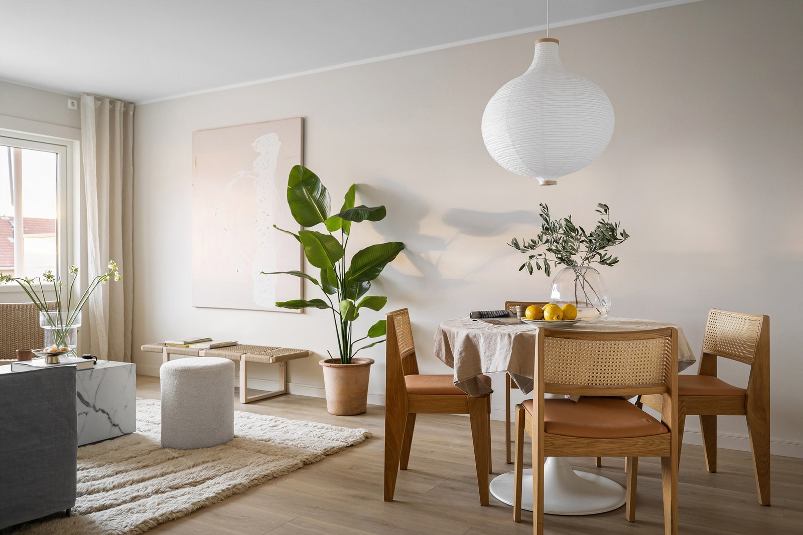 I og med at leiligheten ligger i byggets tredje etasje er det lite direkte innsyn til leiligheten Galleribilde