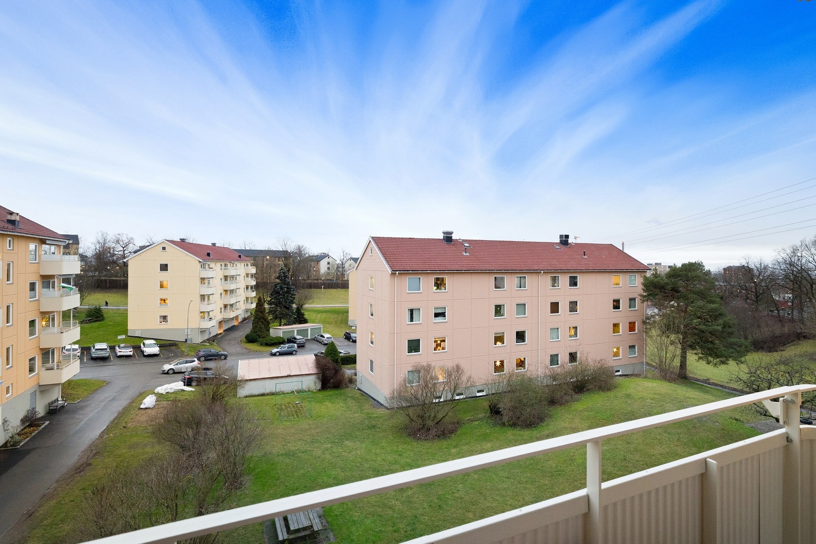 Balkongen ligger høyt og fritt med flott utsikt, ikke minst har man oversikt over grøntareal og lekeplass Galleribilde