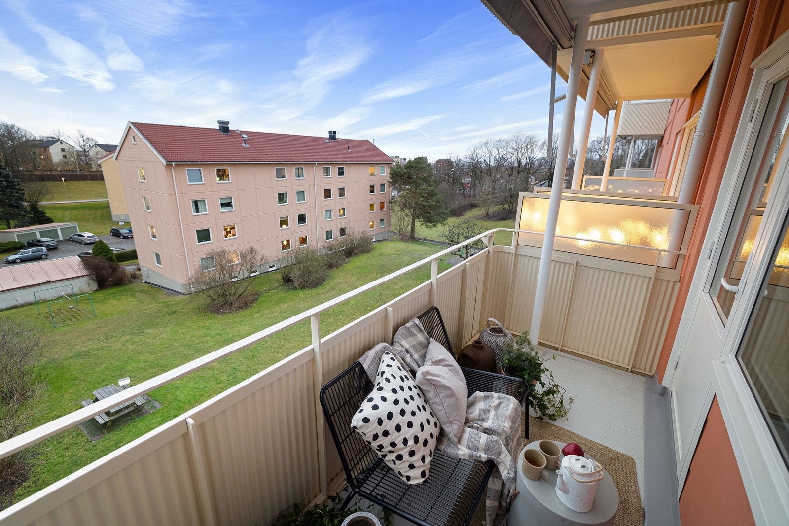 Her er det god plass til utemøblement som både sittegruppe og grill - det er tillatt med el- og/eller gassgrill på balkongene Galleribilde