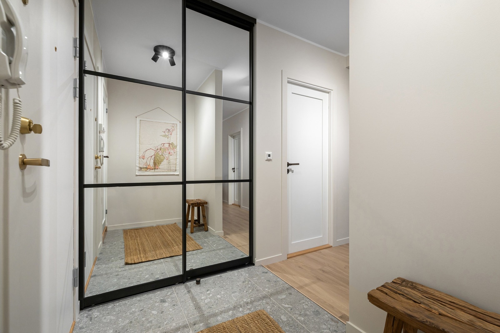 Her er det god plass til jakker og sko i plassbygget skyvedørsgarderobe på 1,4 meter med speildører fra Garderobemekka Galleribilde