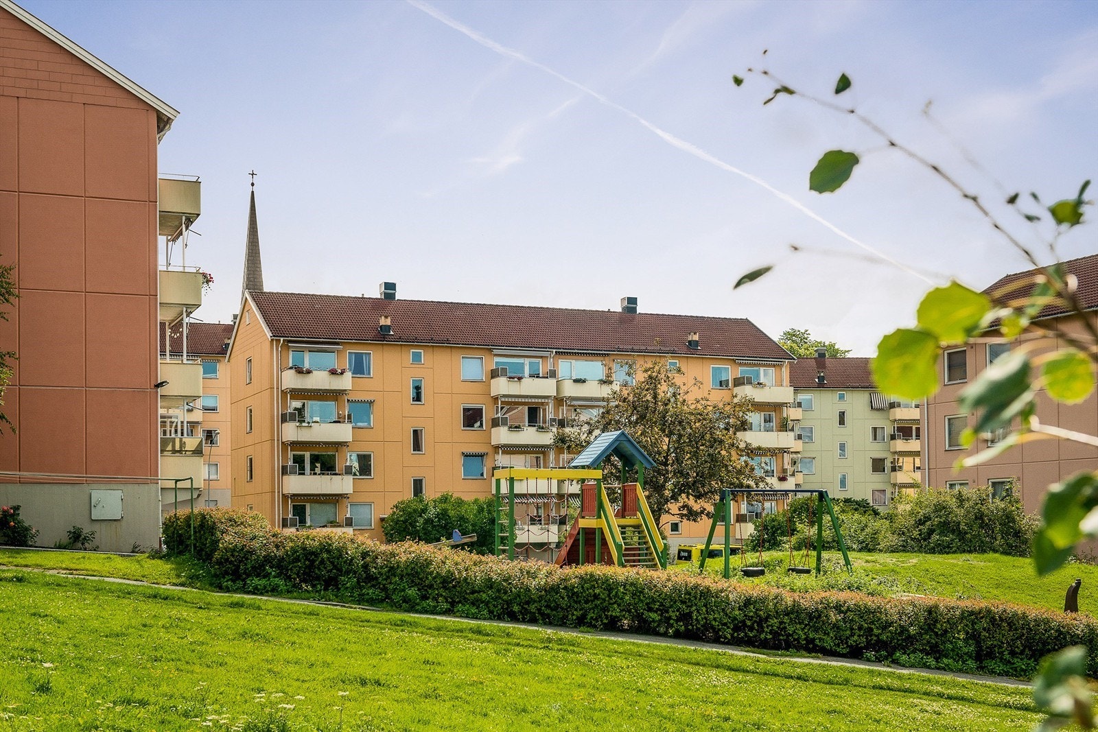 På forsiden av blokken er det satt ut sittegruppe som innbyr til grilling, mens barna sparkesykler eller hopper paradis Galleribilde