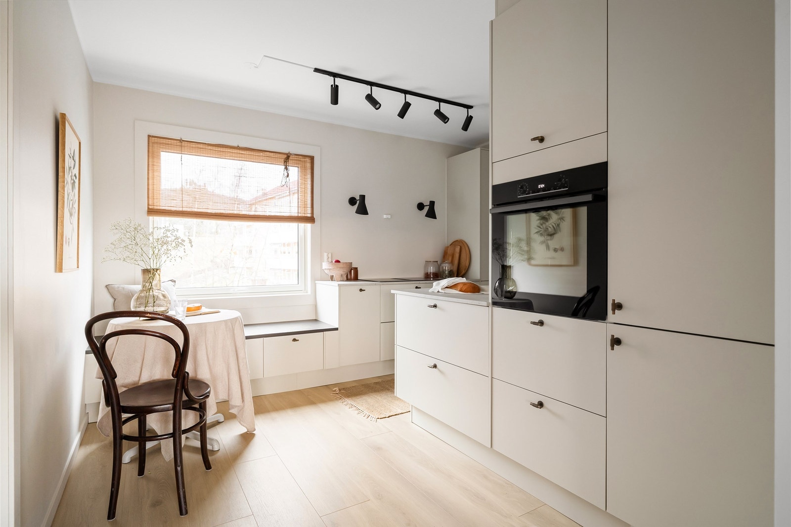 Kjøkkenet har delivis åpen løsning inn mot stuen skaper godt med gjennomgående lys og ett meget sosialt rom Galleribilde