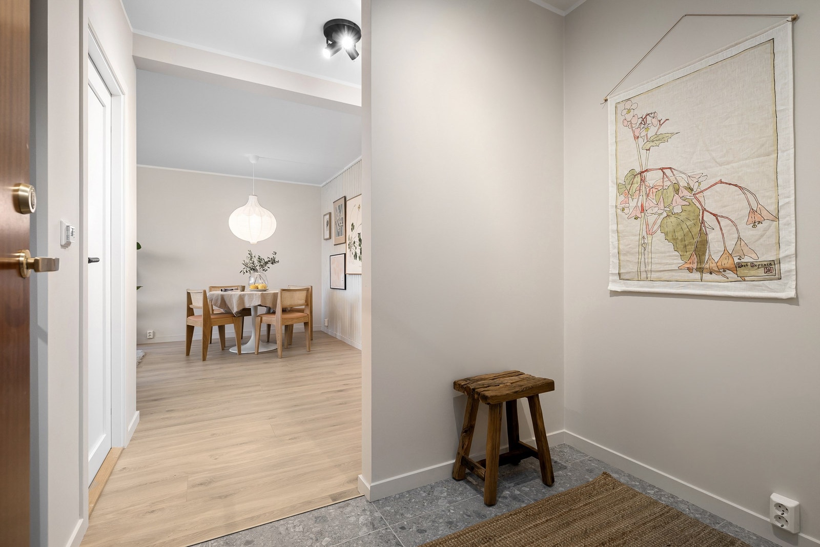Lys og innbydende entré som gir et godt førsteinntrykk av leiligheten Galleribilde