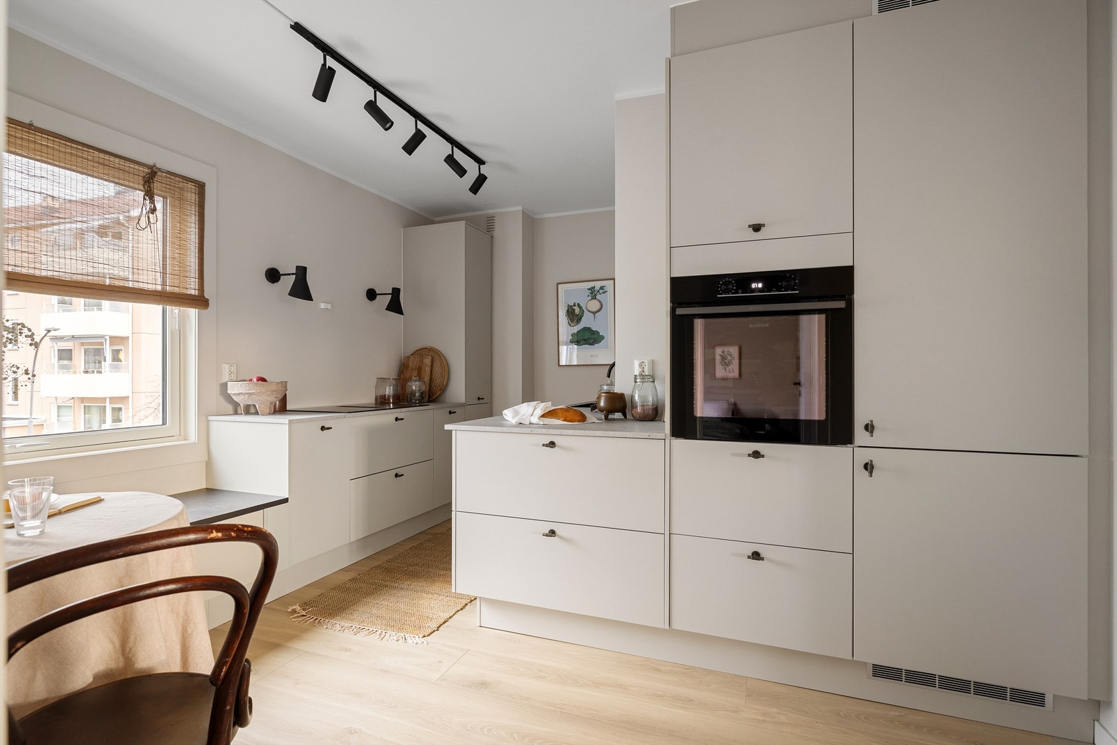 Belysning, skapdørhåndtak og blandebatteri i sort/bronse gir ett helthetlig og moderne uttrykk, her er ingenting overlatt til tilfeldighetene Galleribilde