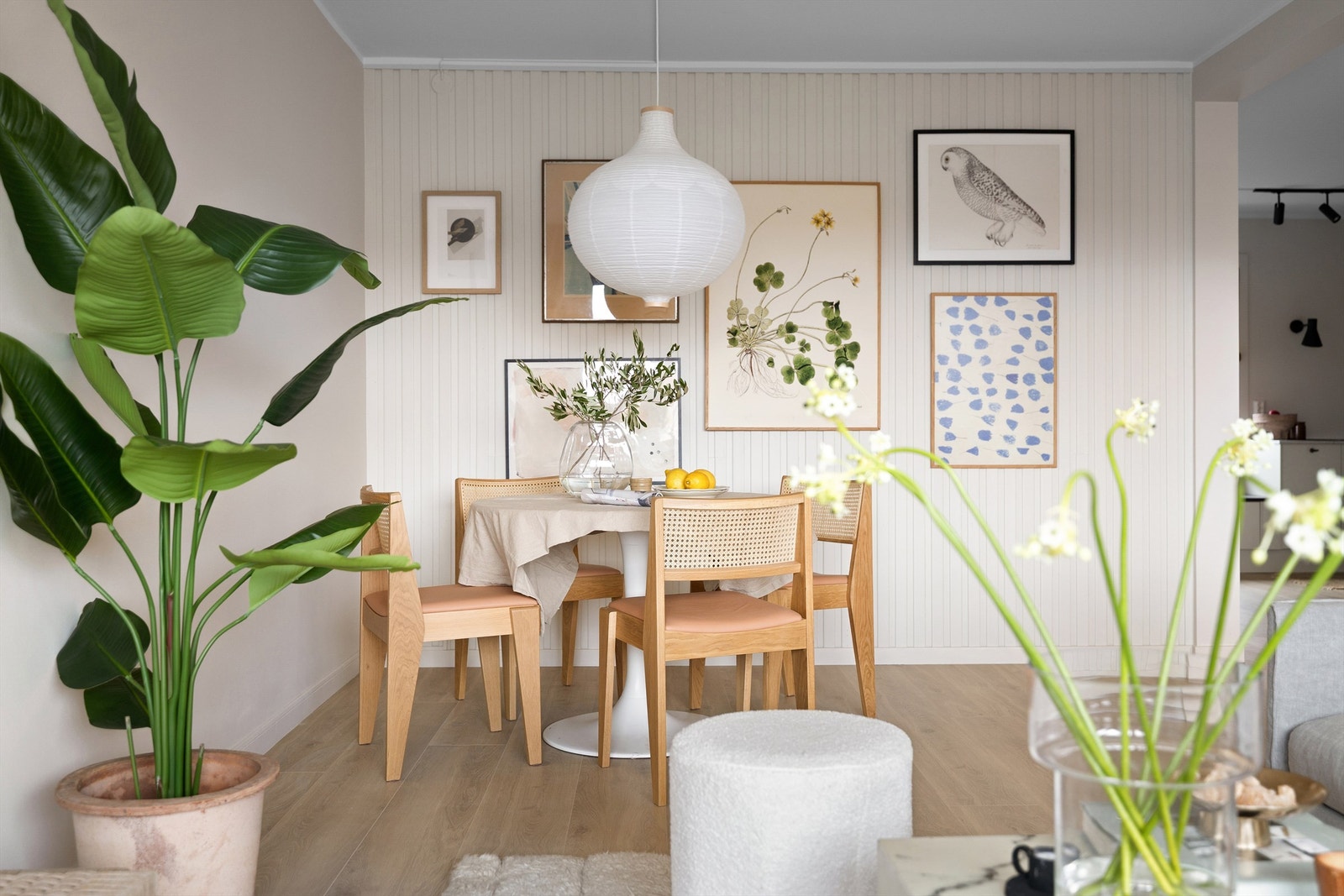 Stuen er malt i fargen Kokos, den originale fondvegg i panel som gir ekstra sjarm Galleribilde