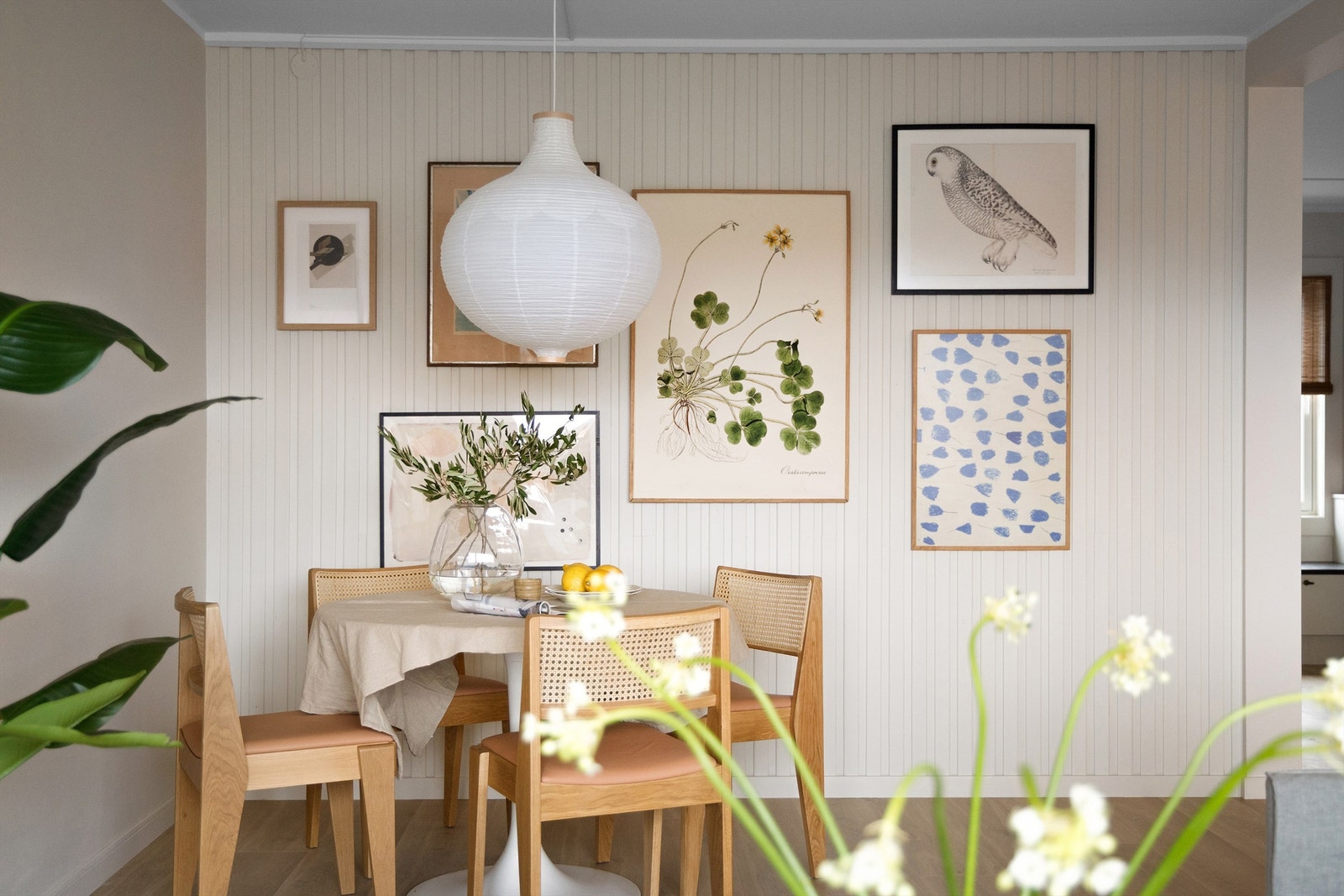 Stuen byr på en naturlig plass til et romslig spisebord Galleribilde