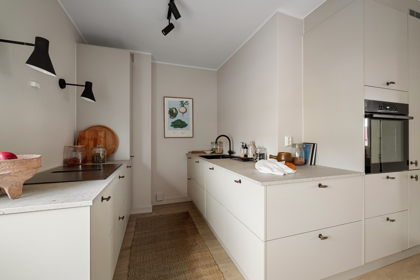 Kjøkkeninnredning i modell Vidde Korn med laminat benkeplate type Delaware Stein Galleribilde