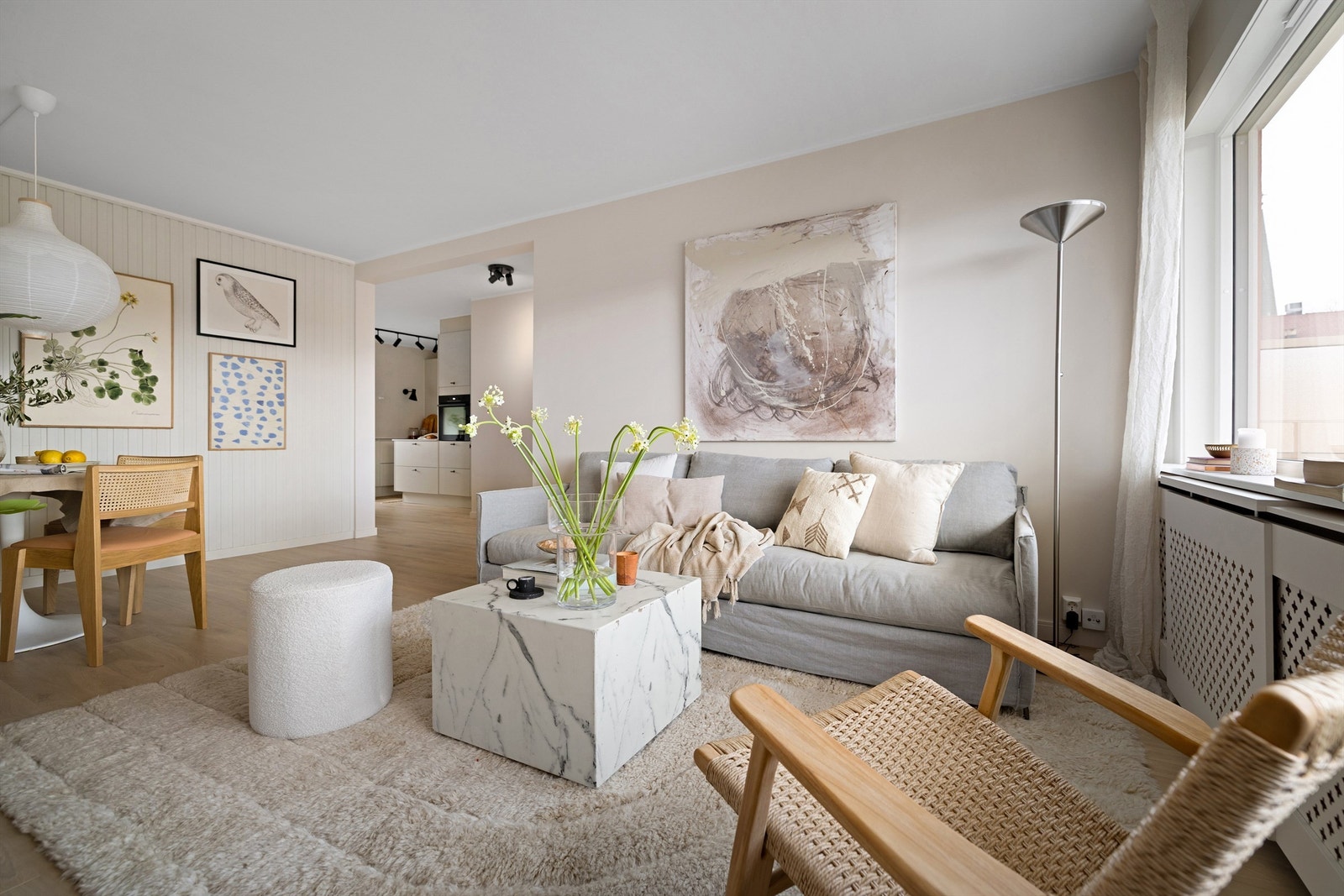 Det første som møter deg er store vindusflater og balkongdør som gir en god atmosfære Galleribilde