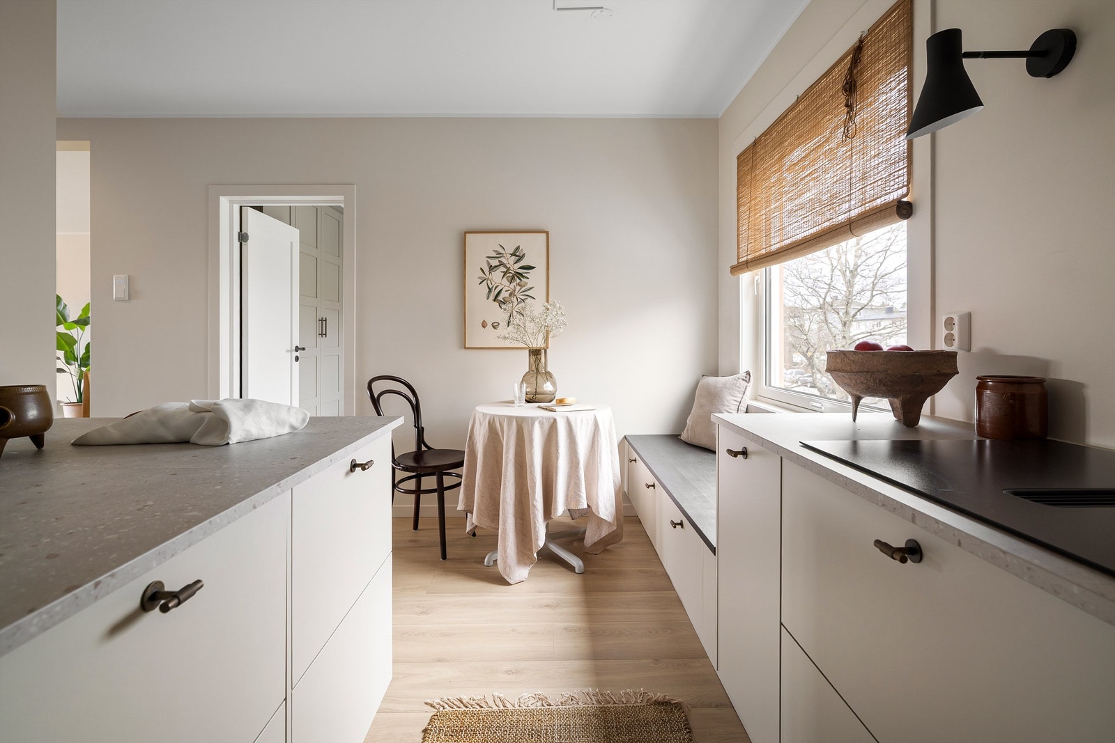 Påkostede integrerte hvitevarer; kjøleskap med fryser, komfyr, induksjonstopp med integrert avtrekksvifte, oppvaskmaskin (ekstra stillegående). Hvitevarerene er helt ubrukt! Galleribilde