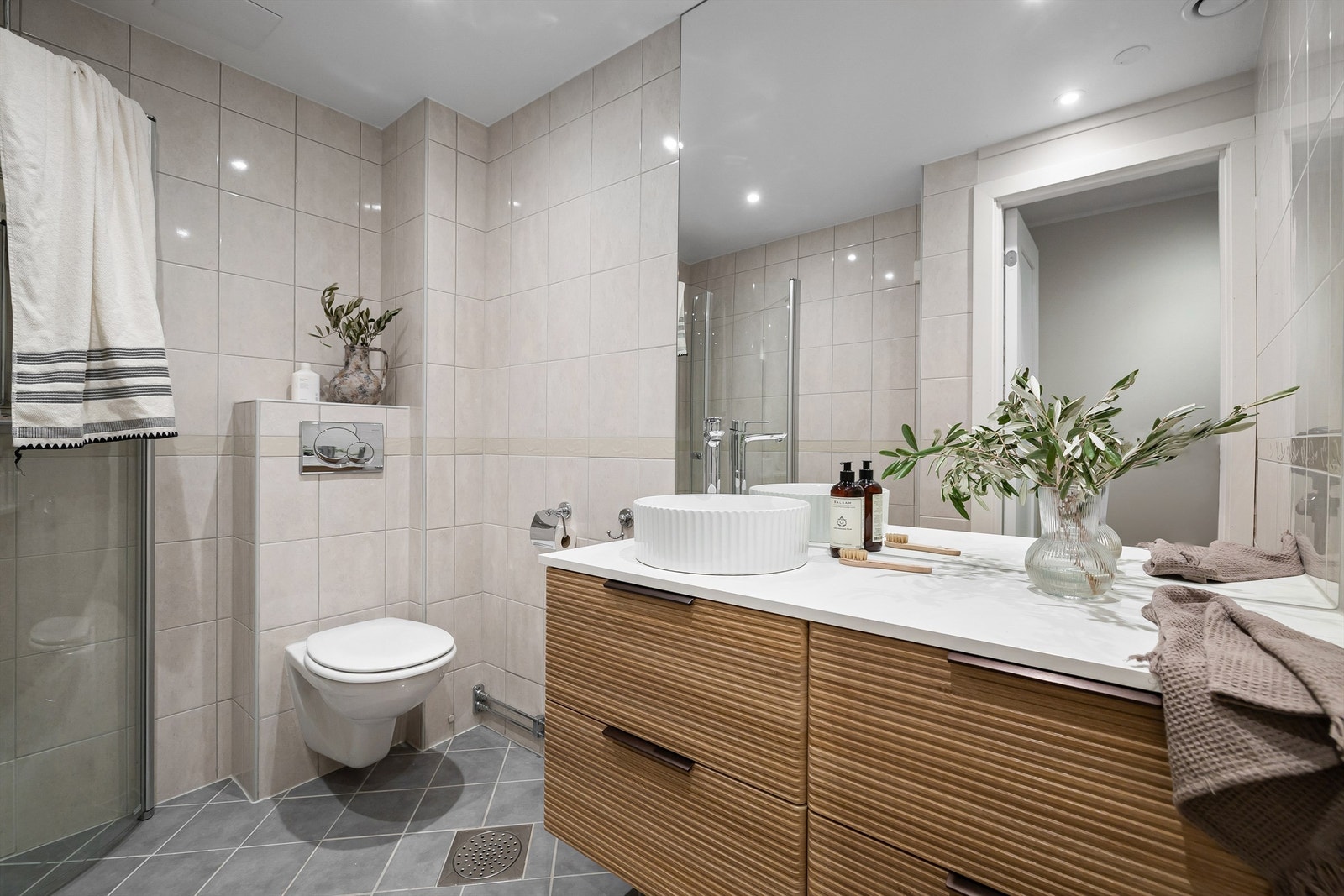 Delikat, flislagt baderom med varmekabler i gulv og downlights i himling (nye i 2025) Galleribilde