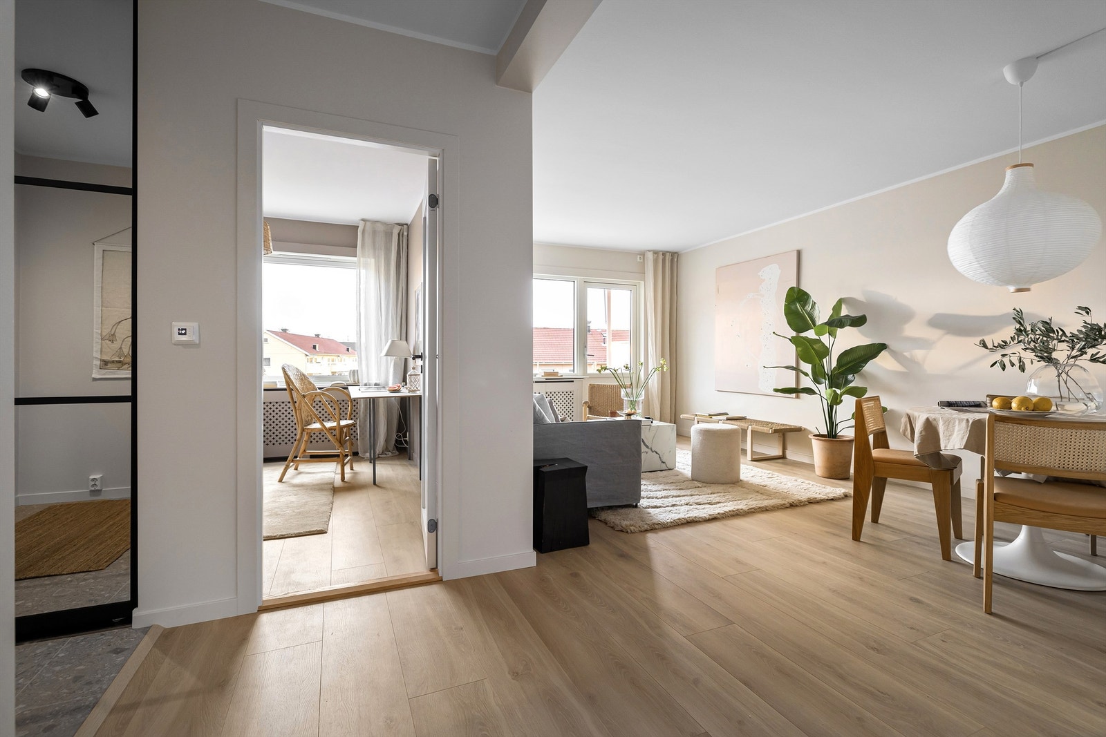 Tiltalende og moderne stue med en gjennomgående, lun og luftig romfølelse Galleribilde