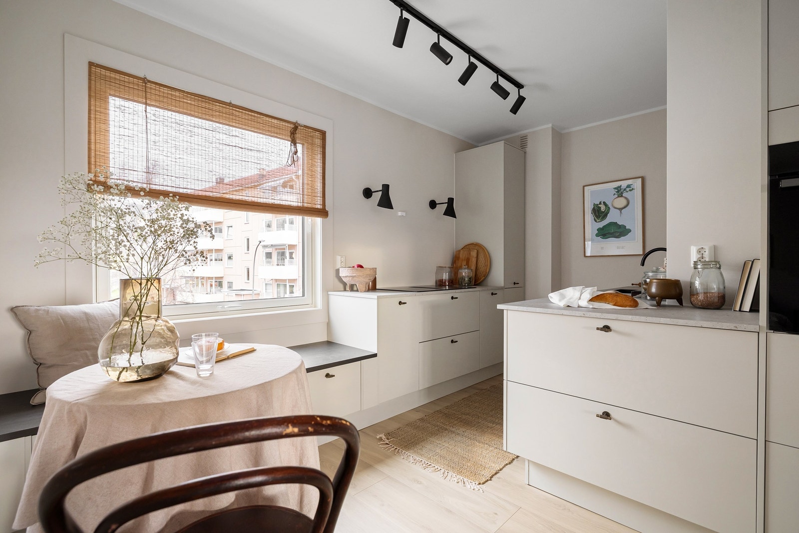 Velkommen til en av Traverveiens fineste leiligheter - presentert av Hanne Pettersen v/ Krogsveen Årvoll! Galleribilde