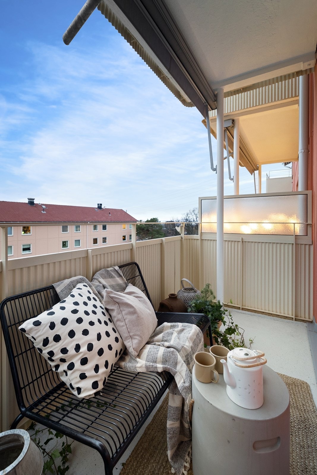 På årets varme dager fungerer balkongen naturligvis godt som en forlengelse av stuen Galleribilde