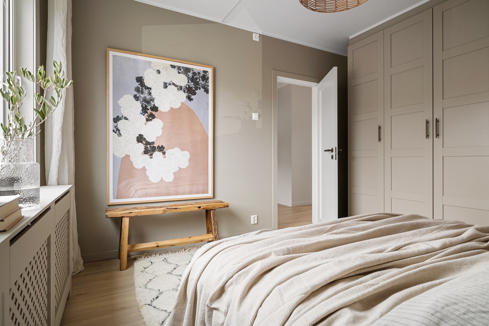 Rommets vegger er malt i en beigetone som passer perfekt med fargen på garderobeskapet og gir ett eksklusivt helhetsinntrykk Galleribilde