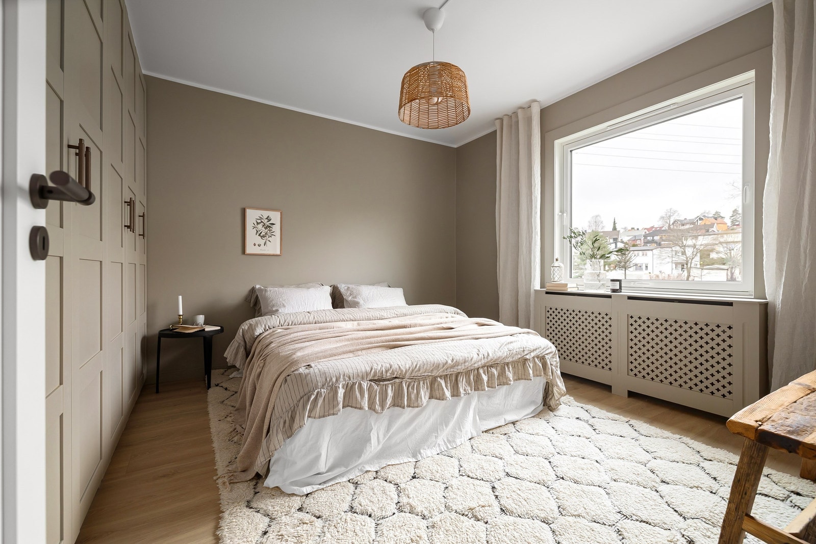 Hovedsoverommet har god størrelse og rikelig med plass til dobbeltseng og tilhørende nattbord Galleribilde