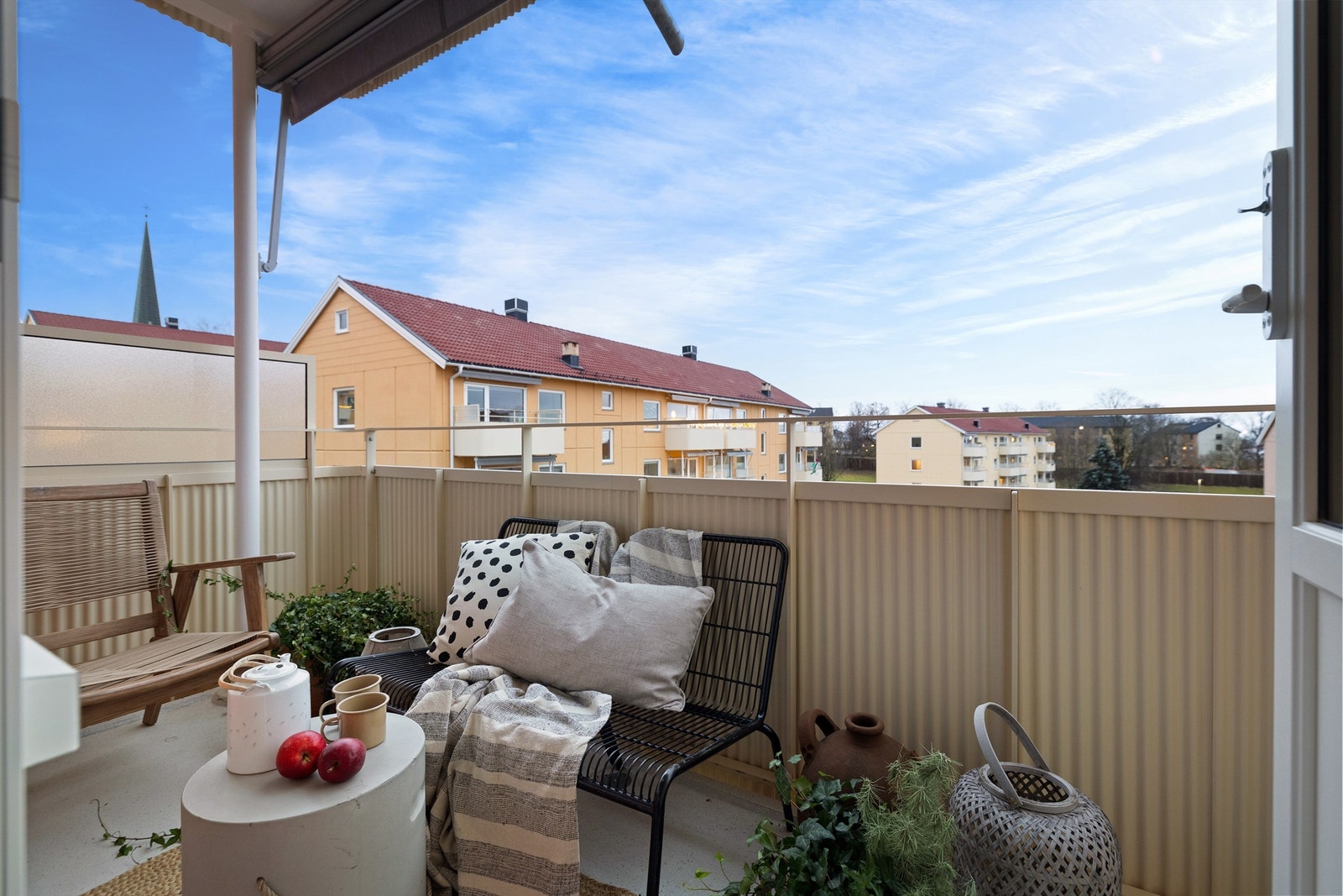 Balkongen strekker seg langs deler av stuen og byr på sol gjennom store deler av dagen, ettermiddagen og kvelden Galleribilde