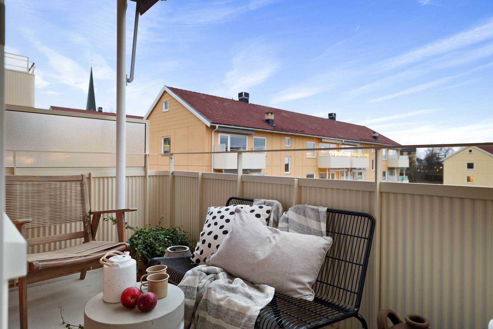 Balkongen ble pusset opp av brl i 2025 og markise skjermer godt for solen på solfylte dager Galleribilde