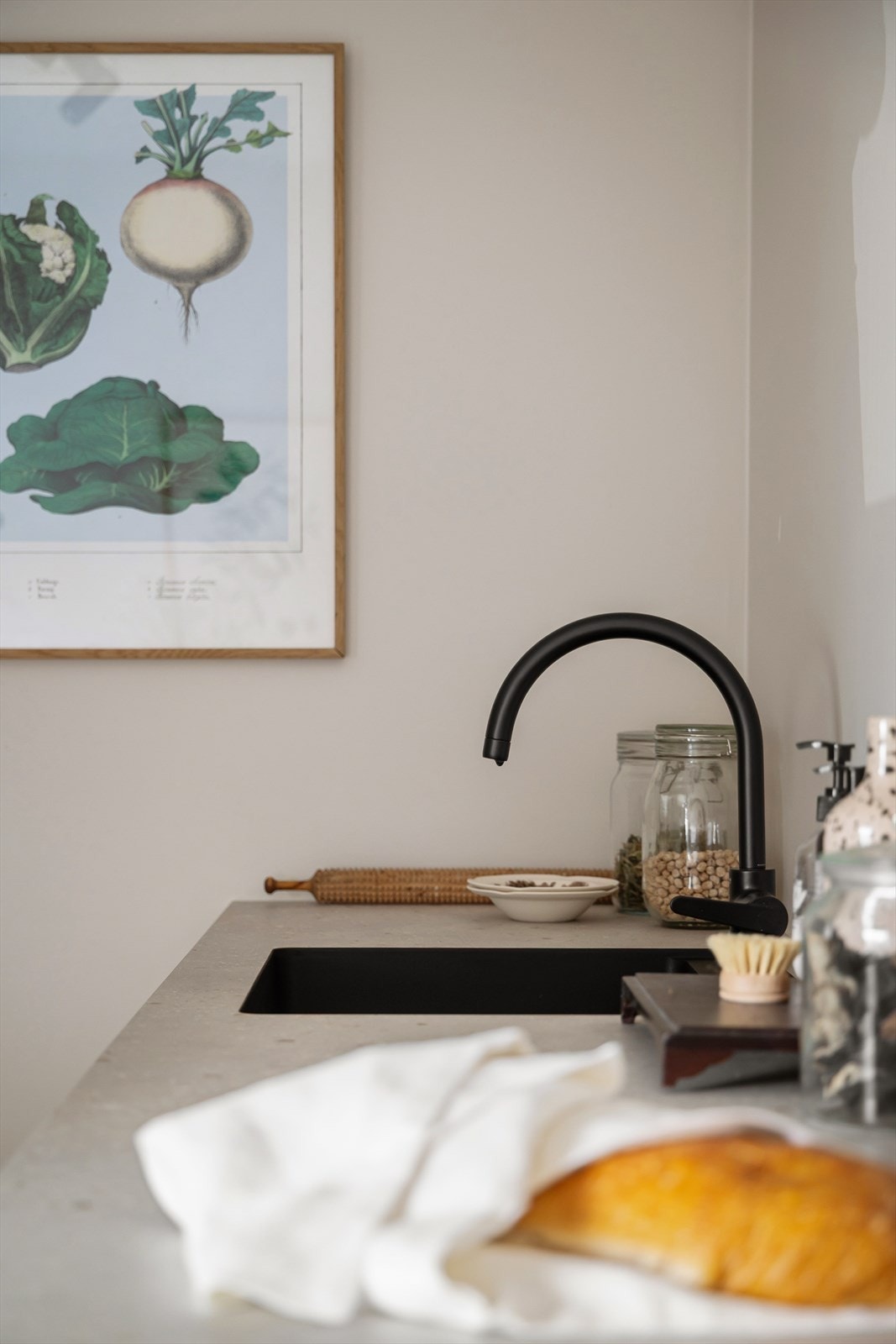 Nedfelt oppvaskkum fra Franke Maris, i moderne sort utførelse Galleribilde