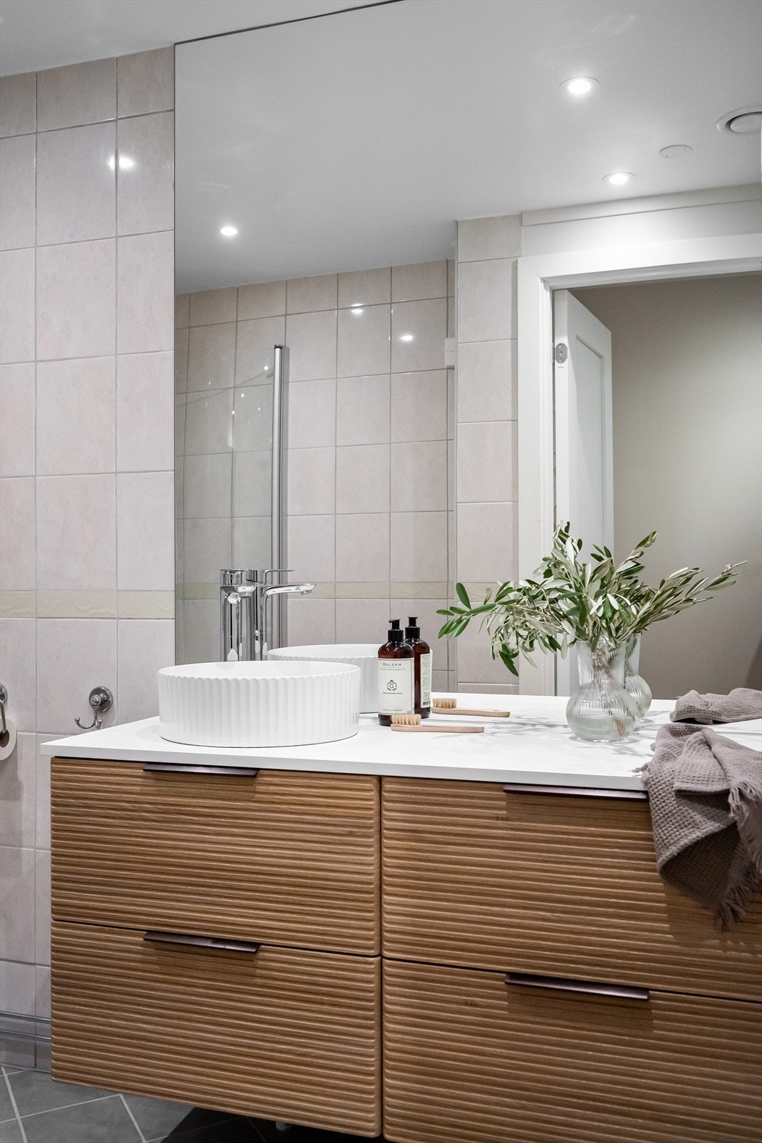 Nytt servantskap fra 2025 i eikefiner fra Lind bad med ovenpåliggende servant og stort, vegghengt speil gir god romfølelse Galleribilde