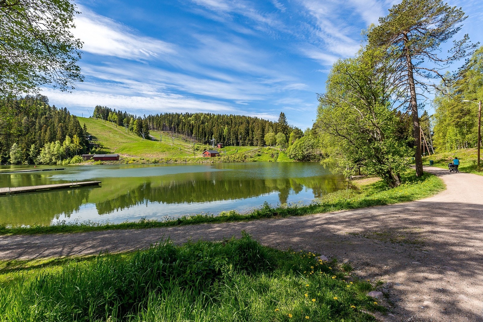 Trollvann med tur- og bademuligheter på sommeren, og skimuligheter på vinterstid Galleribilde