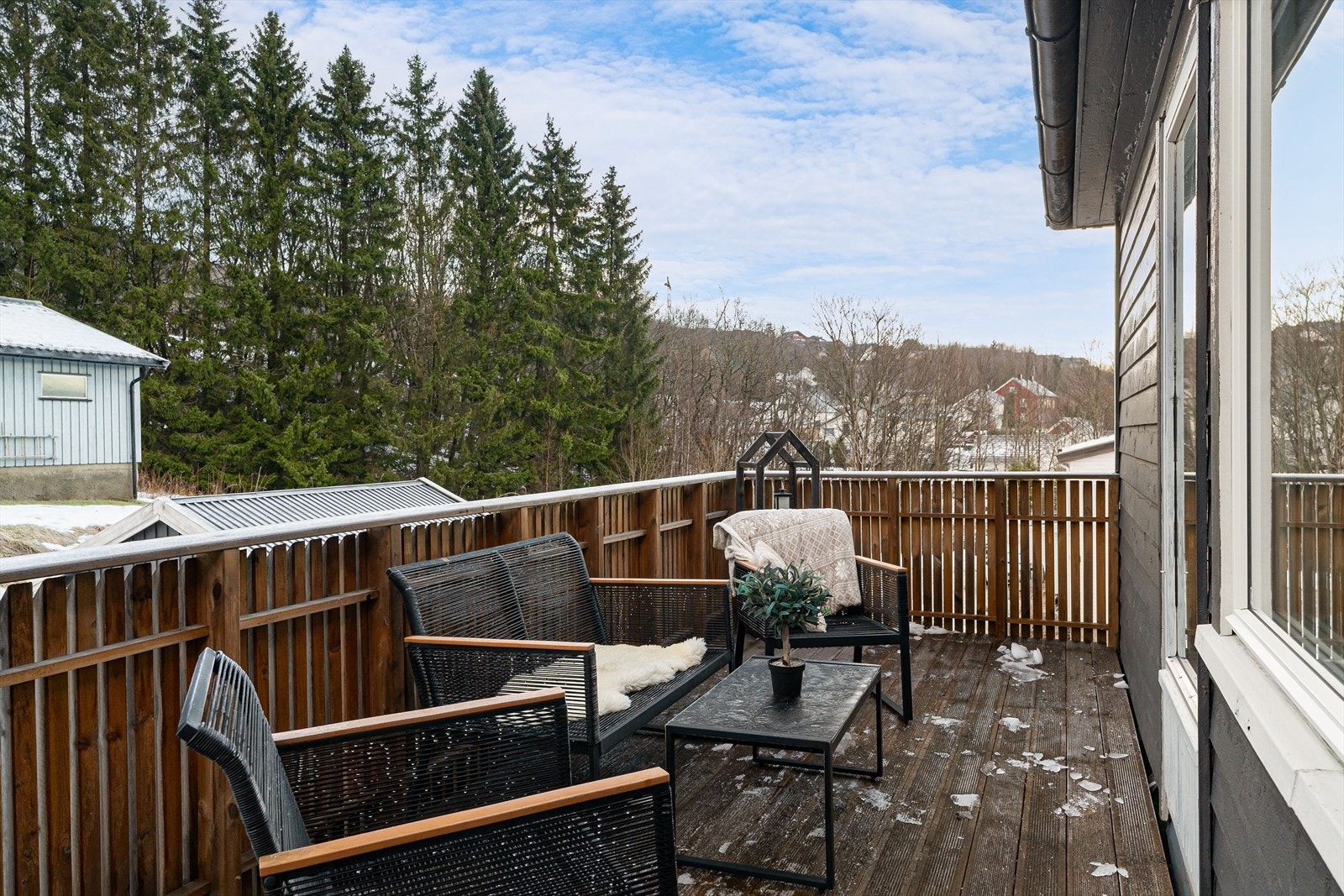 Romslig, vestvendt terrasse på ca. 13 kvm - et flott uterom med gode solforhold. Galleribilde