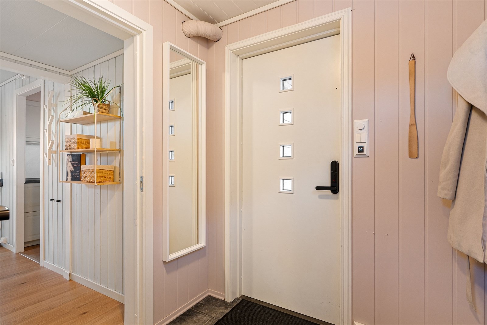 Boligen ønskes velkommen via et praktisk vindfang. Galleribilde