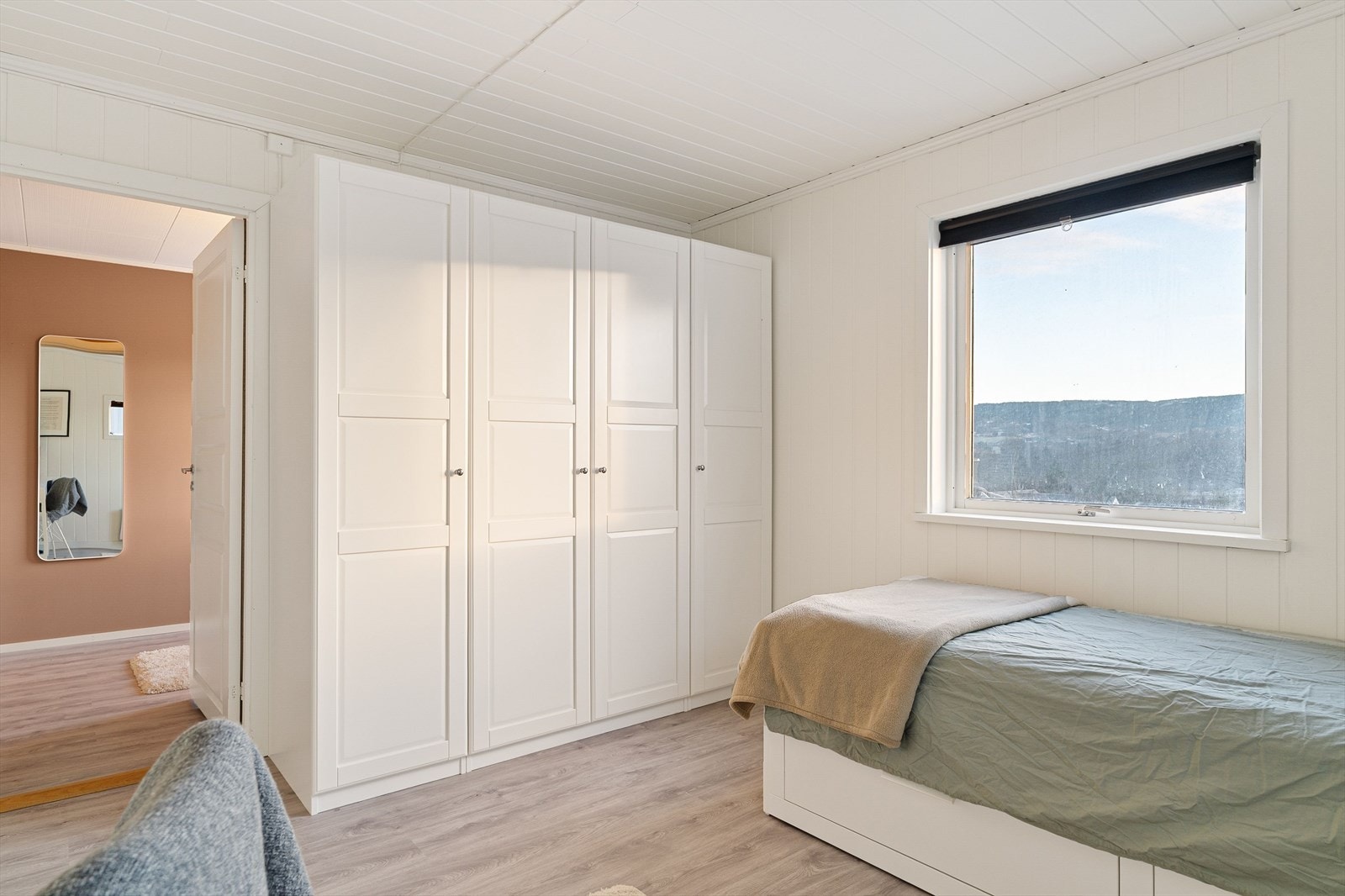 Her fra soverommet på 12,5 kvm som har god plass til stor garderobeløsning. Galleribilde