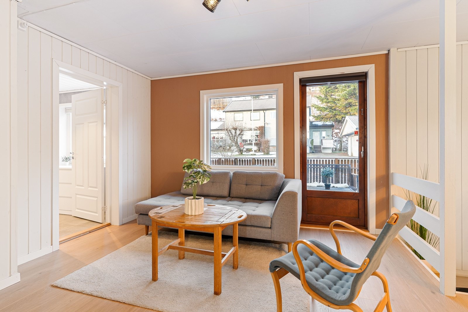 Fra stuen i 2.etasjen har man direkte utgang til terrasse over inngangspartiet. Galleribilde