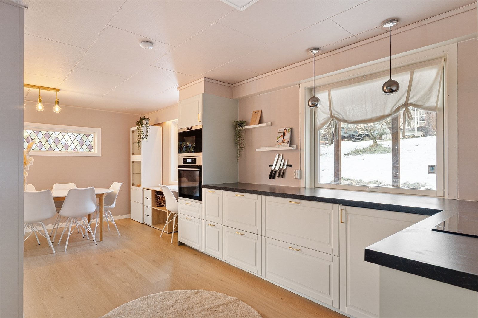 Store vindusflater gir godt med dagslys og en luftig romfølelse. Galleribilde