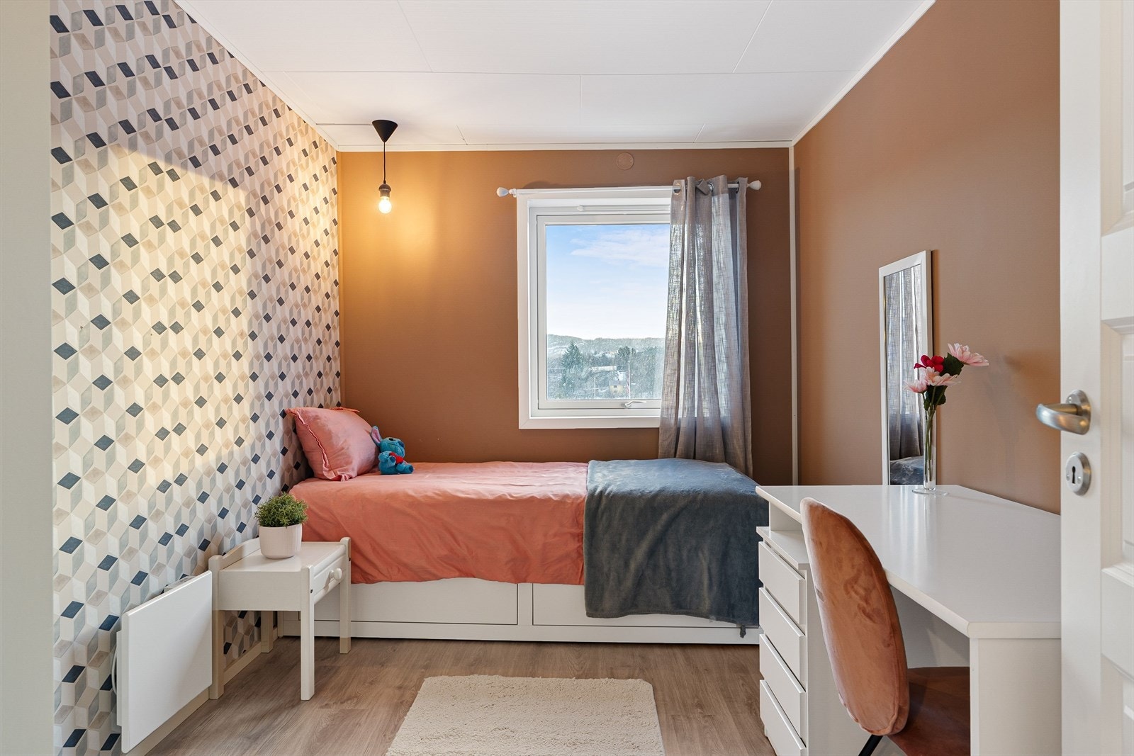 Etasjen rommer tre romslige soverom på ca. 9, 9,5 og 12,5 kvm. Galleribilde