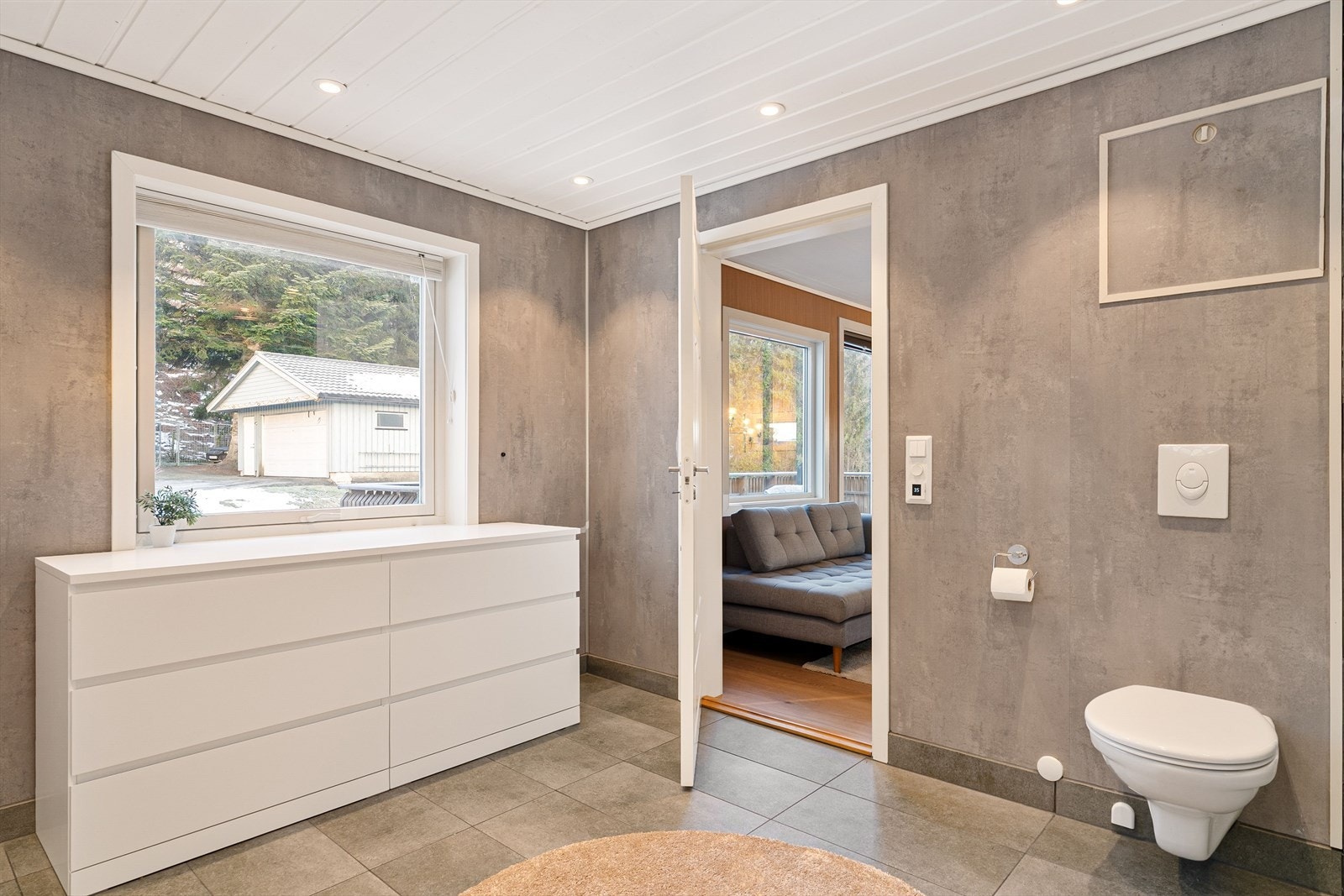 Størrelsen på badet gjør at man har gode oppbevaringsmuligheter. Galleribilde