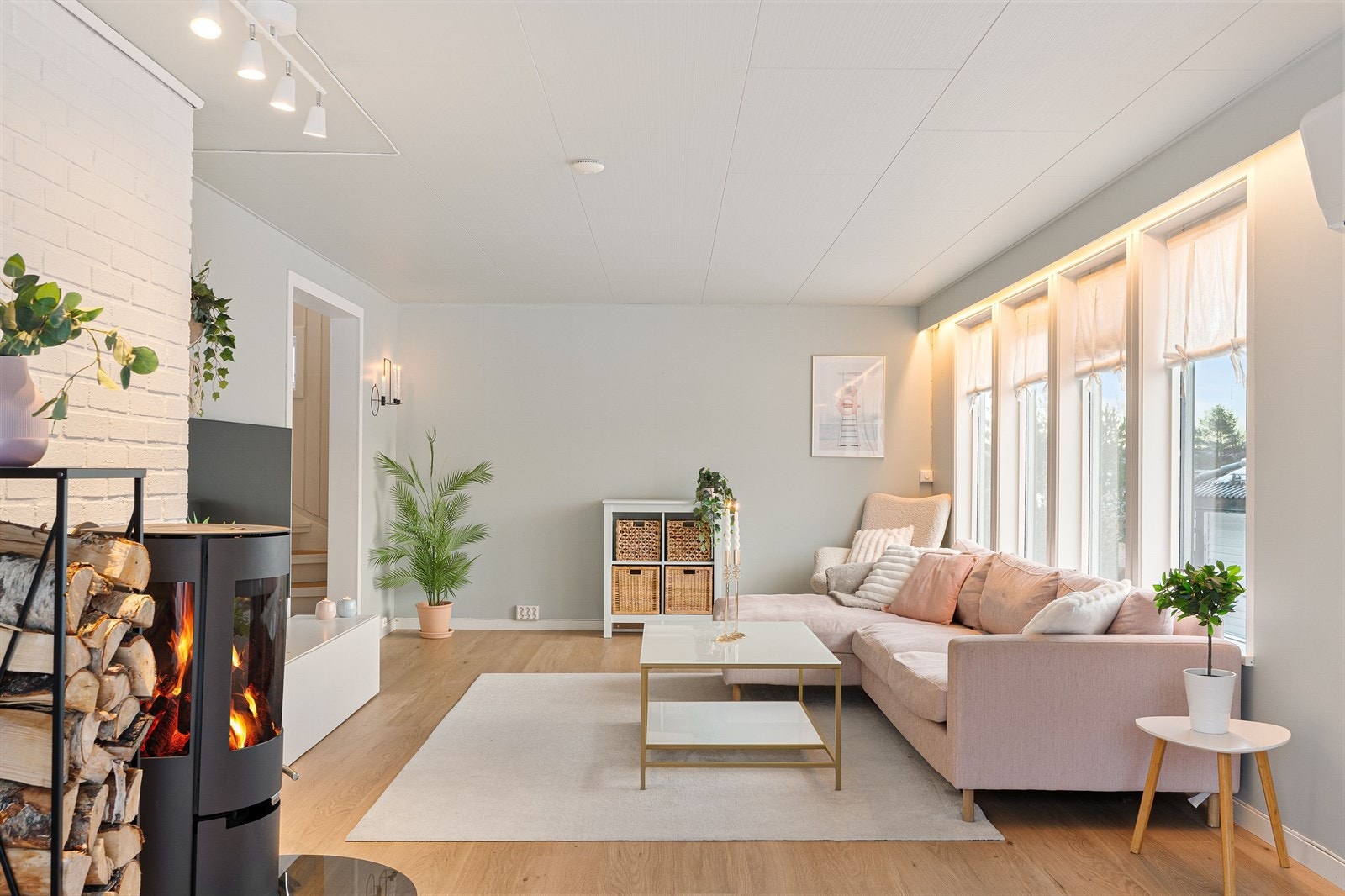 Selger har i 2024 fått satt inn nytt piperør og installert peis. Galleribilde