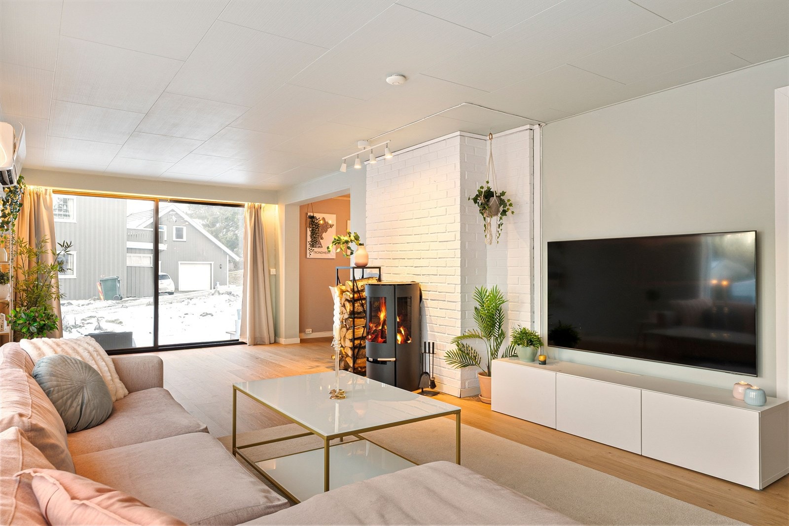 Fra stuen er det direkte utgang til stor og solrik terrasse på ca. 26 kvm via store skyvedører, som knytter inne- og uterommet naturlig sammen. Galleribilde