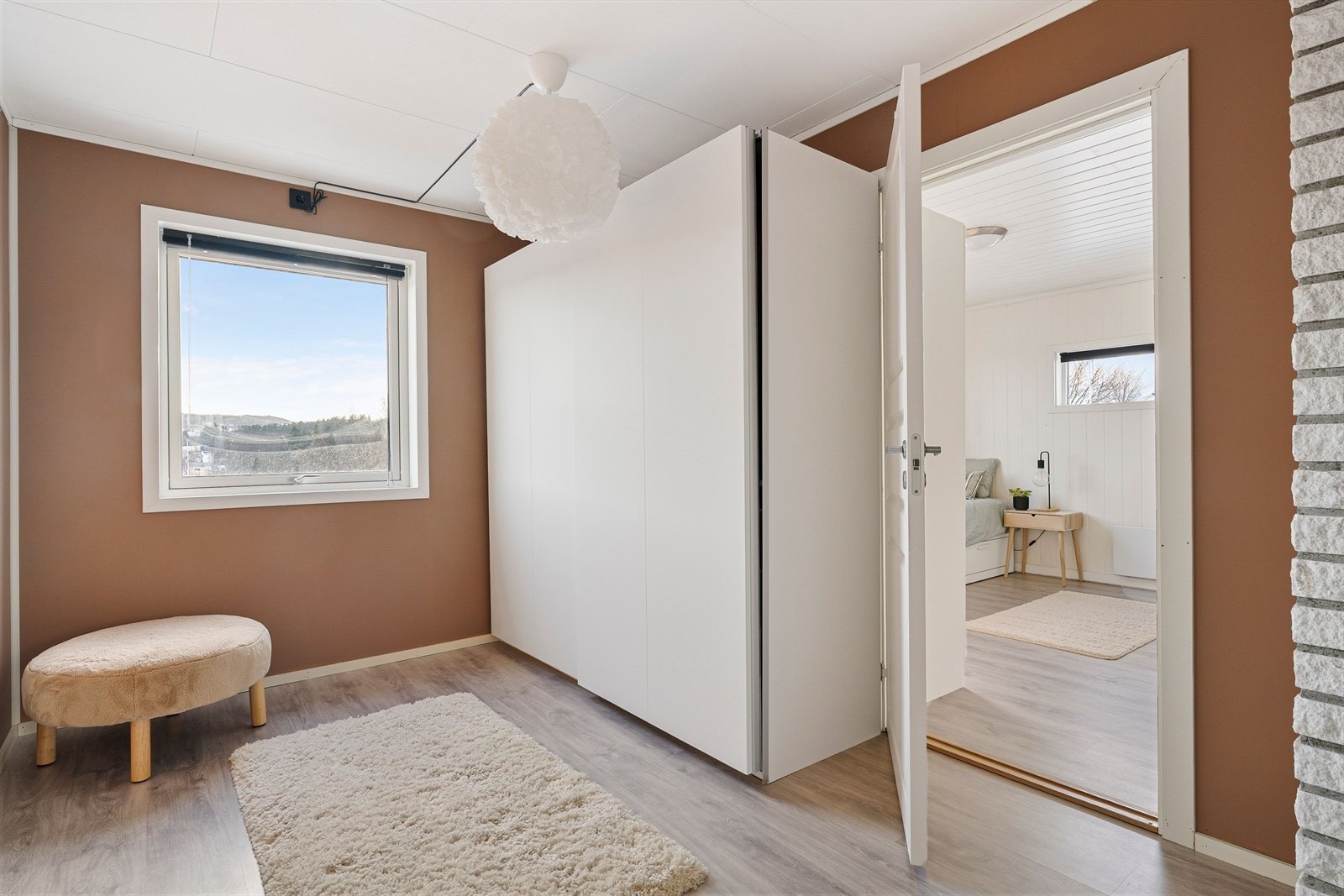 Rommene har gode møbleringsmuligheter og egner seg godt som barnerom, gjesterom eller hjemmekontor, avhengig av behov. Galleribilde