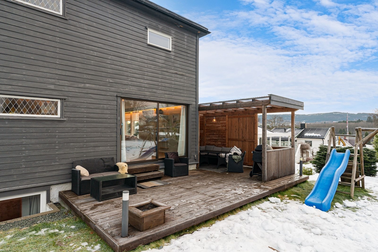 Stor og solrik terrasse på ca. 26 kvm som har adkomst via store skyvedører fra stuen. Her sitter man usjenert med gode solforhold, sommerstid. Galleribilde