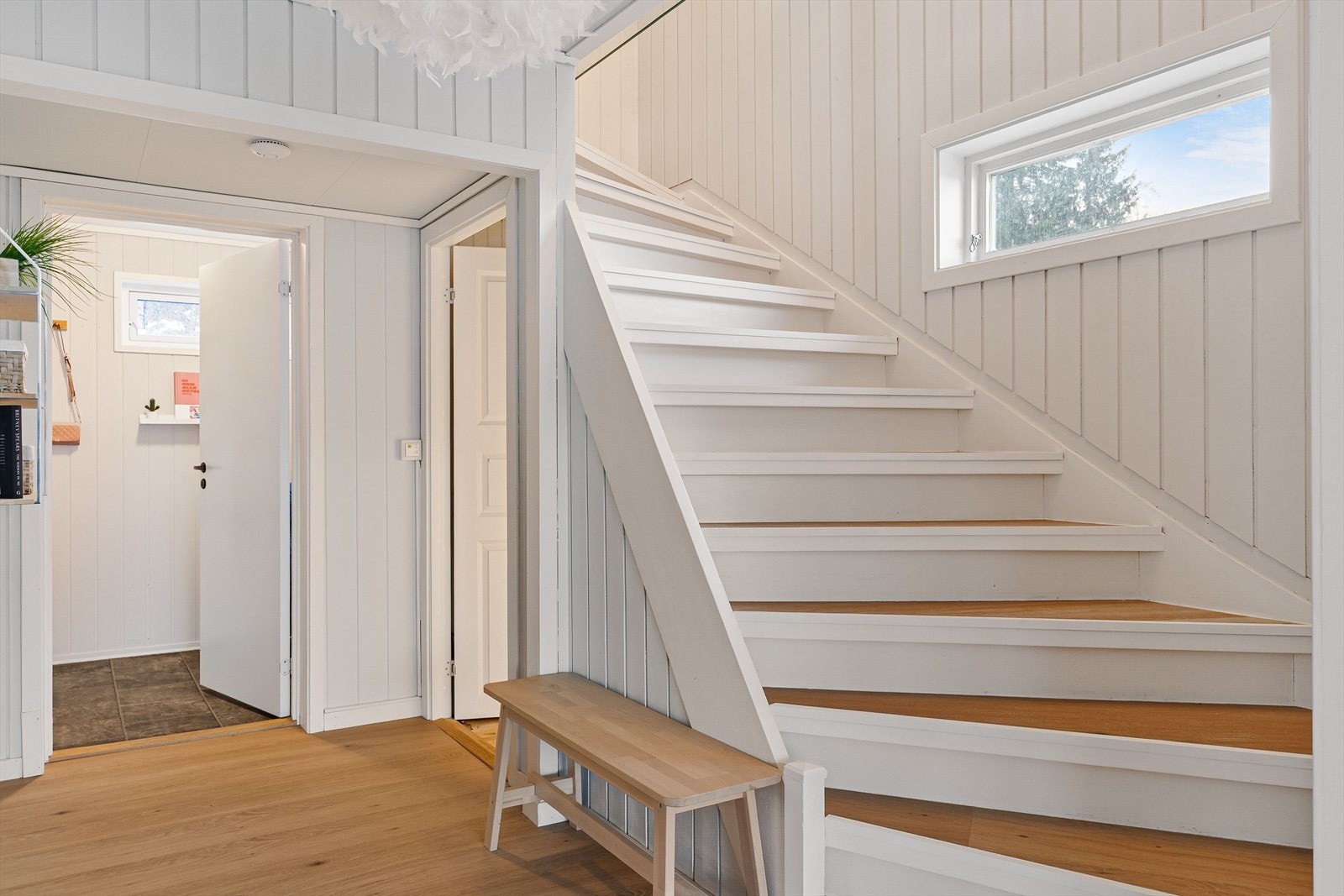 Vi følger trappen opp til 2.etasjen. Galleribilde