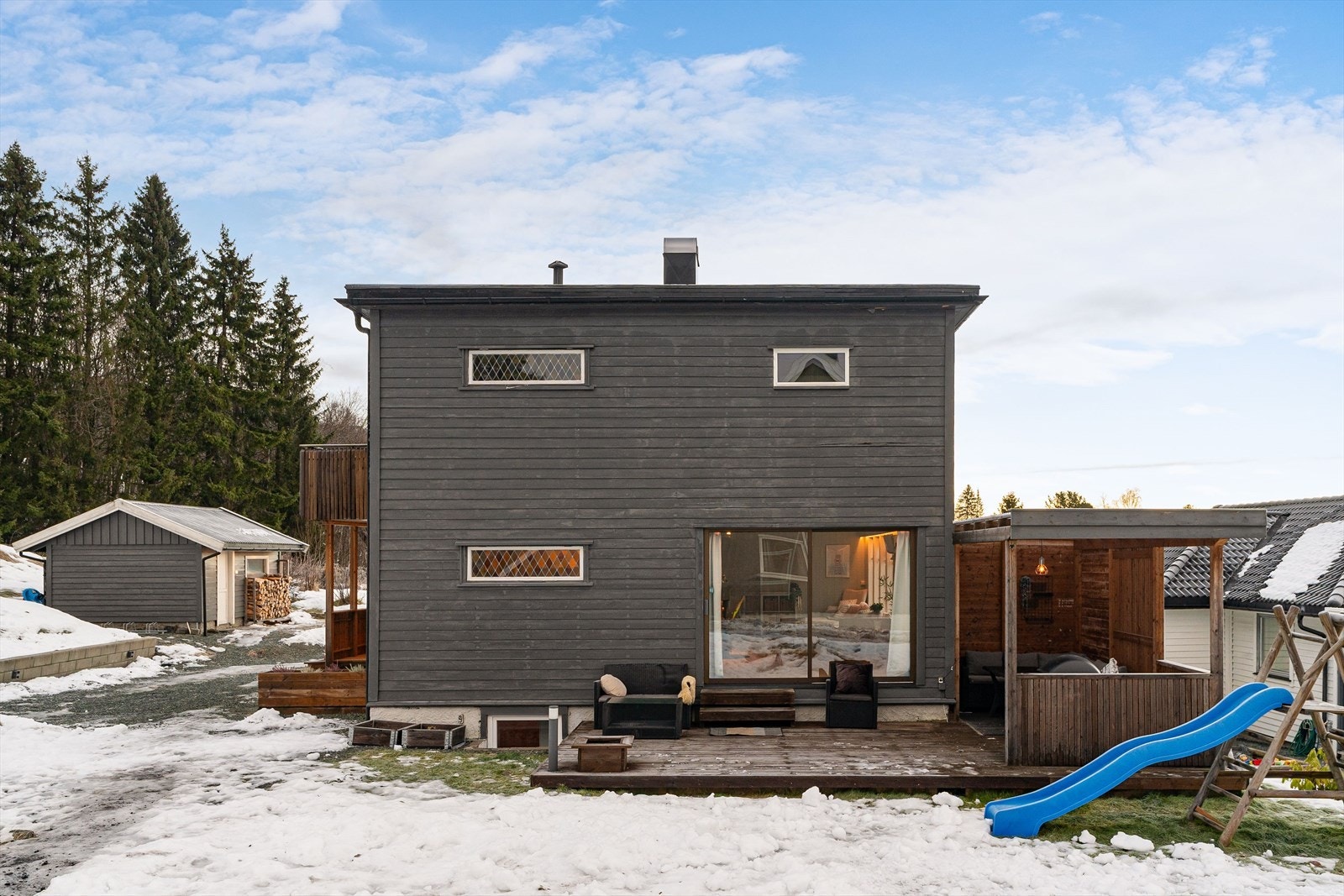 Ei stor, opparbeidet og tilnærmet flat tomt med sol store deler av dagen legger til rette for mange aktiviteter både på sommer og vinterstid. Galleribilde