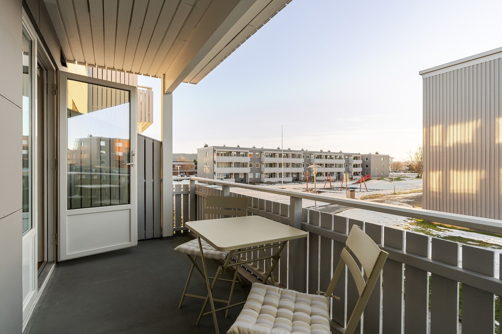 Balkongen har gode solforhold og er romslig nok til at den kan innredes med ulike utemøbler. Galleribilde