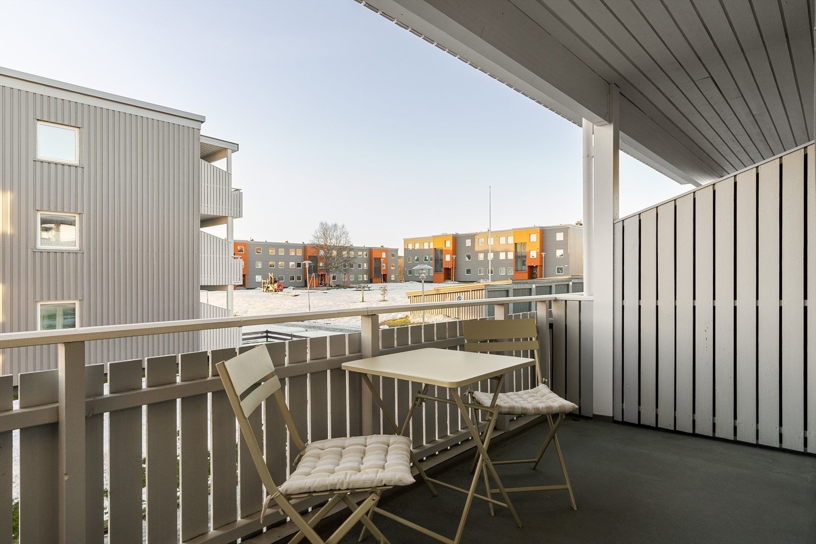 Balkongen er vendt mot sør og er på ca. 7,5m². Galleribilde