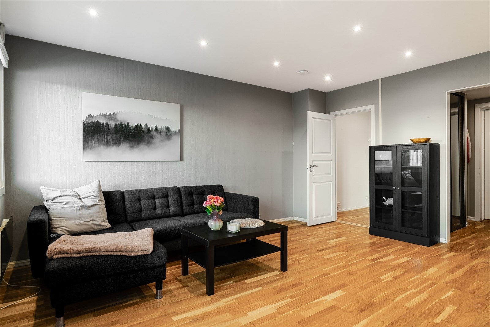 Leiligheten har parkettgulv og utstrakt bruk av downlights som gir et meget fint helhetsinntrykk. Galleribilde