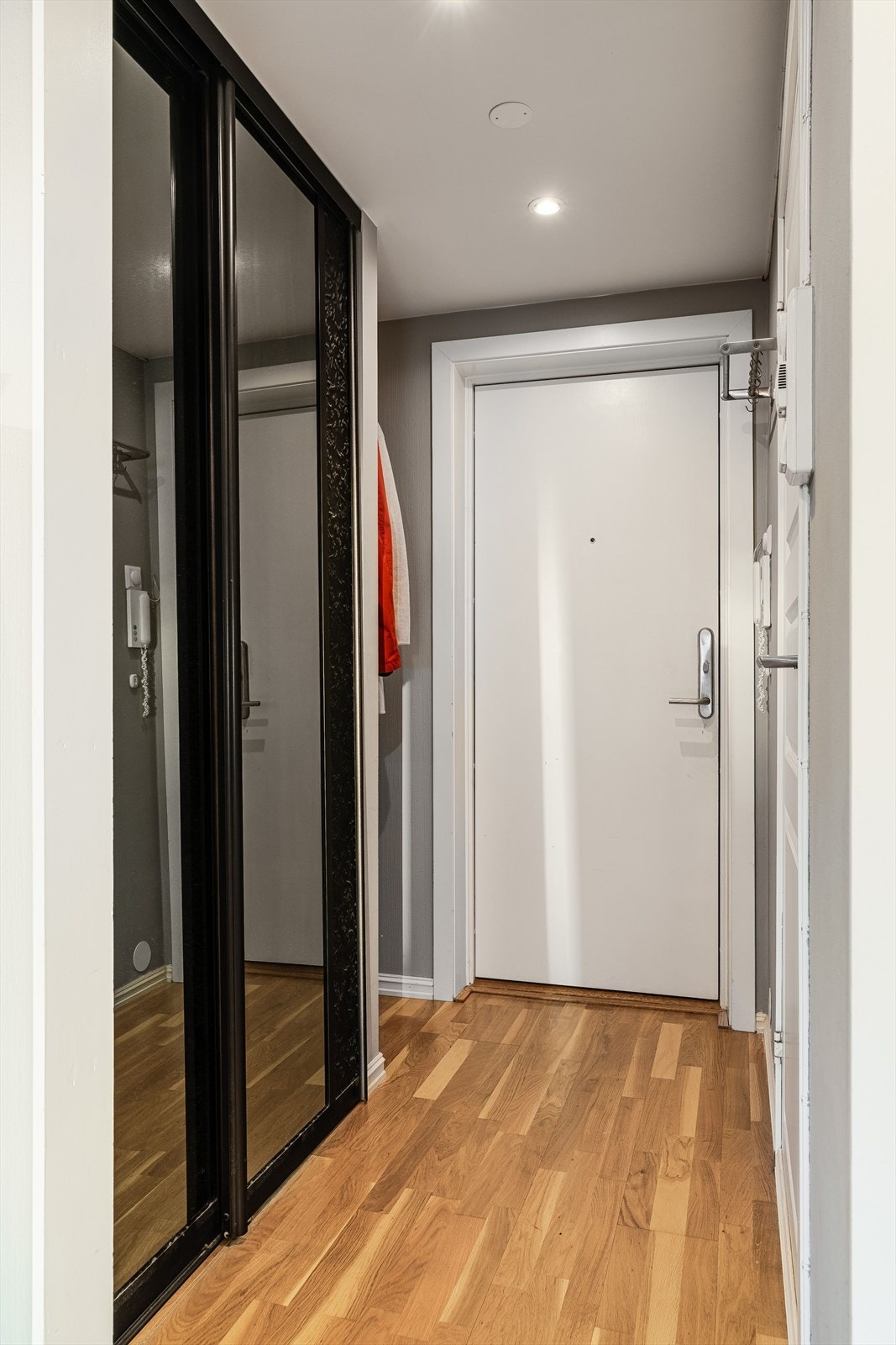 Romslig entré med oppheng for ytterklær, plass for skostativ og praktisk skyvedørsgarderobe for god lagring. Galleribilde