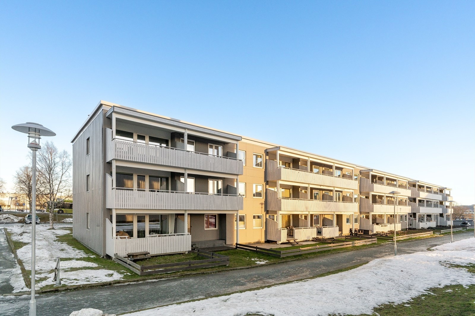 Leiligheten ligger fint til i et svært attraktivt område og borettslag på Hallset. Det er kort vei til de fleste servicefunksjoner. Galleribilde