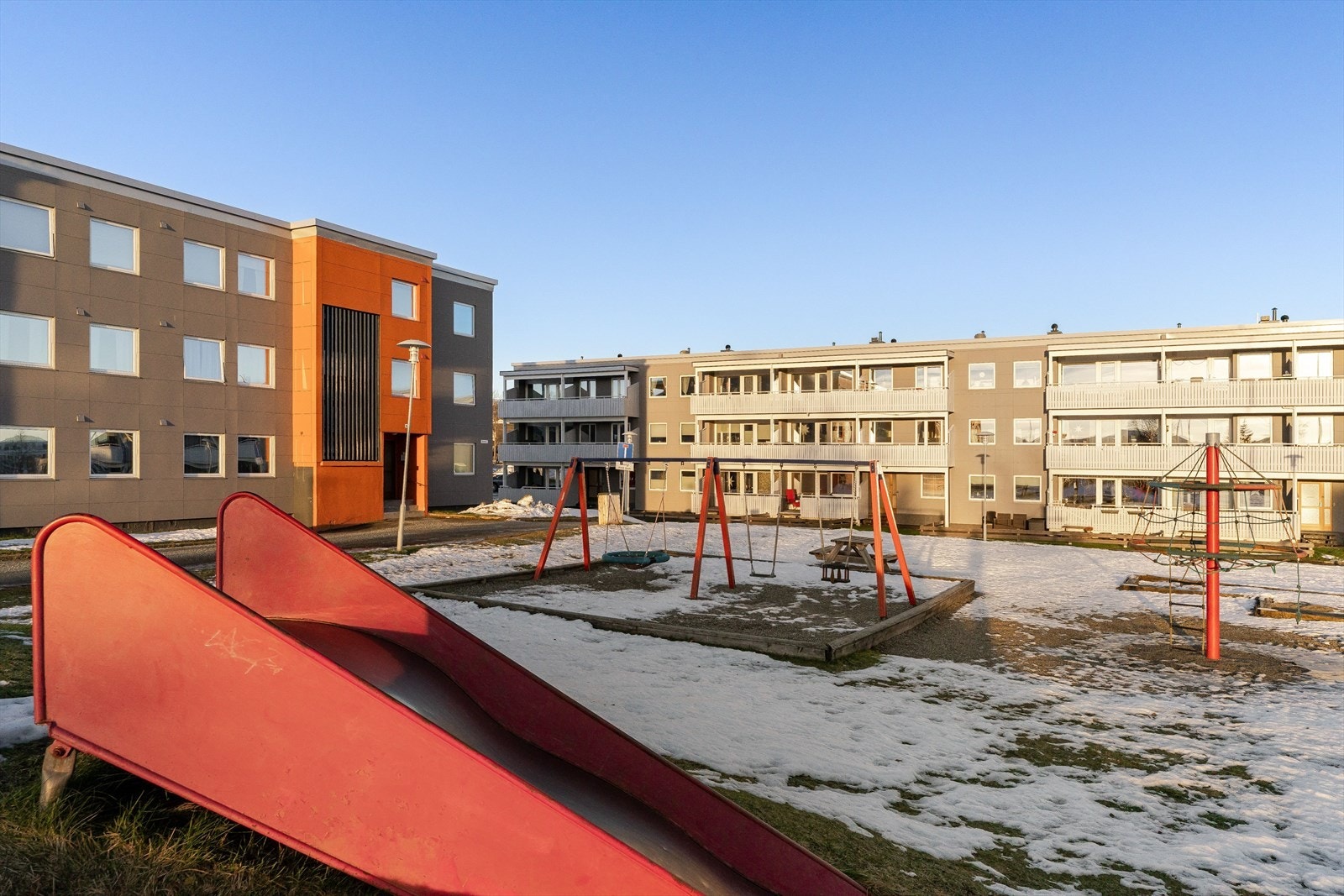 Borettslaget har mye grøntarealer, og har kort avstand til fotballbane, treningssenter og turstier. Galleribilde